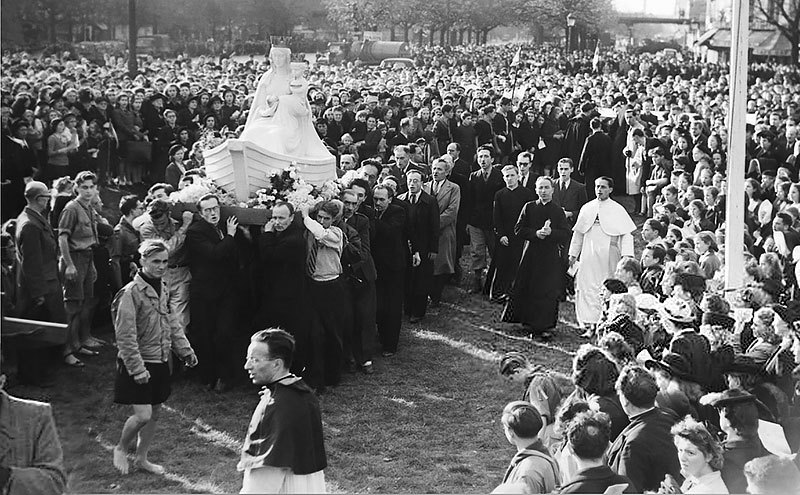 Our Lady of Boulogne is greeted in Paris, October 27, 1945