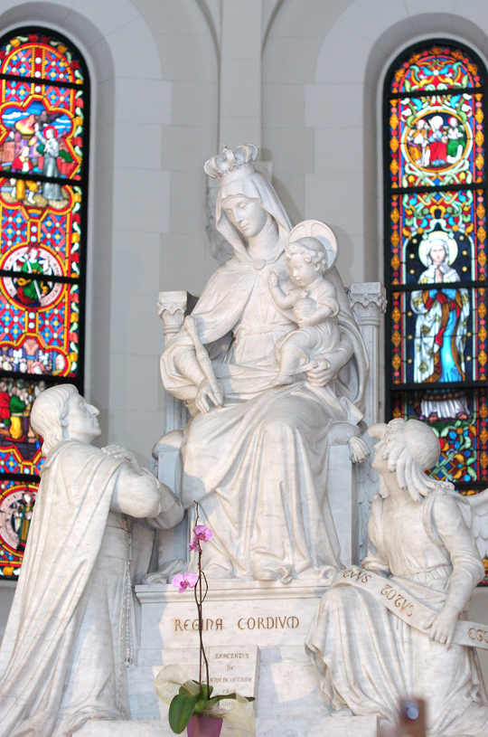 Saint Louis de Montfort places the Treatise on True Devotion to the Blessed Virgin at the feet of Our Lady, Queen of Hearts.