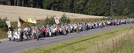 On Sunday, August 29, the caravan participated in a 5 mile pilgrimage from Tytevenai to Šiluva. His Excellency Eugenijus Bartulis and several thousand Lithuanians partcipated.