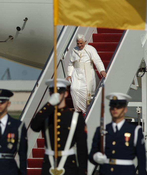 Benedict XVI arrives at Andrews Air Force Base April 2008