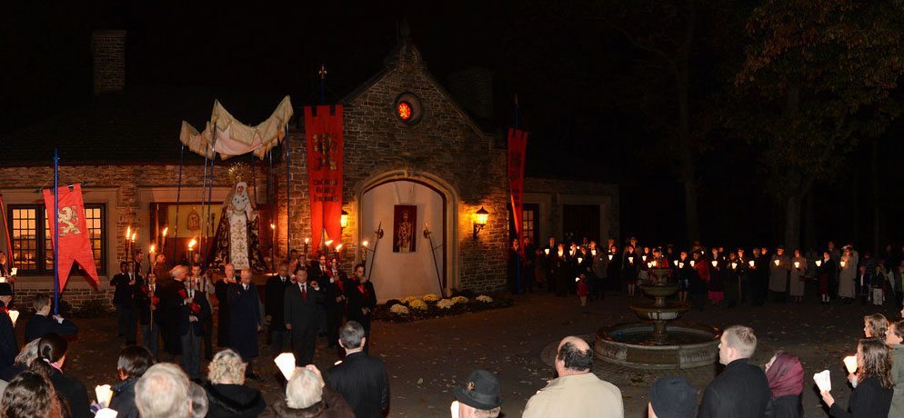 The traditional candlelight Rosary Procession wound its way through the grounds of the TFP’s headquarters to the chapel