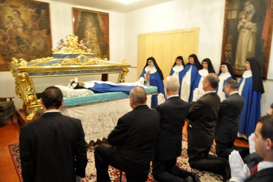 Students Transfer Incorrupt Body of Sister Mariana in Ecuador