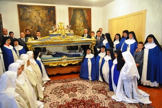 Students Transfer Incorrupt Body of Sister Mariana in Ecuador