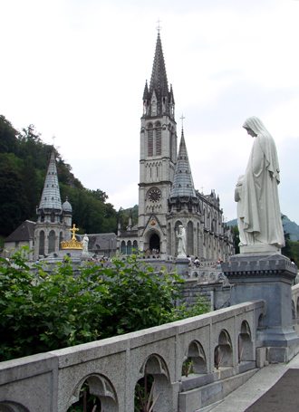 In un pellegrinaggio di desolazione e crescita a Lourdes
