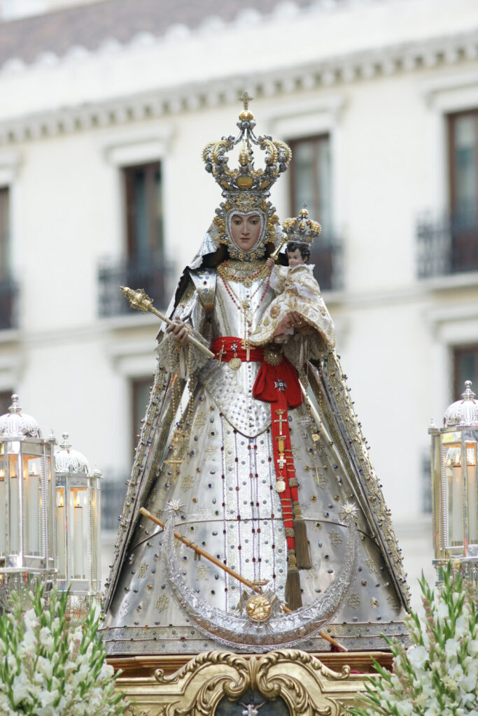 Statua incoronata della Madonna del Rosario a Granada