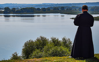 America’s New Catholic Priests Turn Right