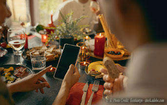 Phones Don’t Have a Place at the Table in Some Restaurants