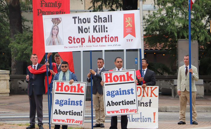 In Texas, TFP Summer Caravan Proclaims “Thou Shall Not Kill!”
