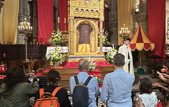 Nearly Half a Million Pilgrims Visit the Holy Tunic of Argenteuil Near Paris