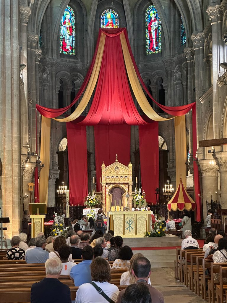 Nearly Half a Million Pilgrims Visit the Holy Tunic of Argenteuil Near Paris
